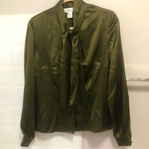 Diane von Furstenberg 100% silk pussybow ascot green secretary blouse size M